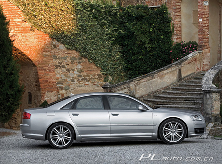 W Audi S8 DƬ D 