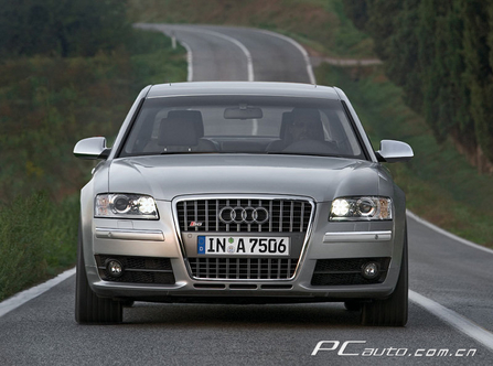 W Audi S8 DƬ D 